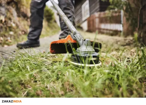 STIHL KM 131 R с насадкой-кусторезом
