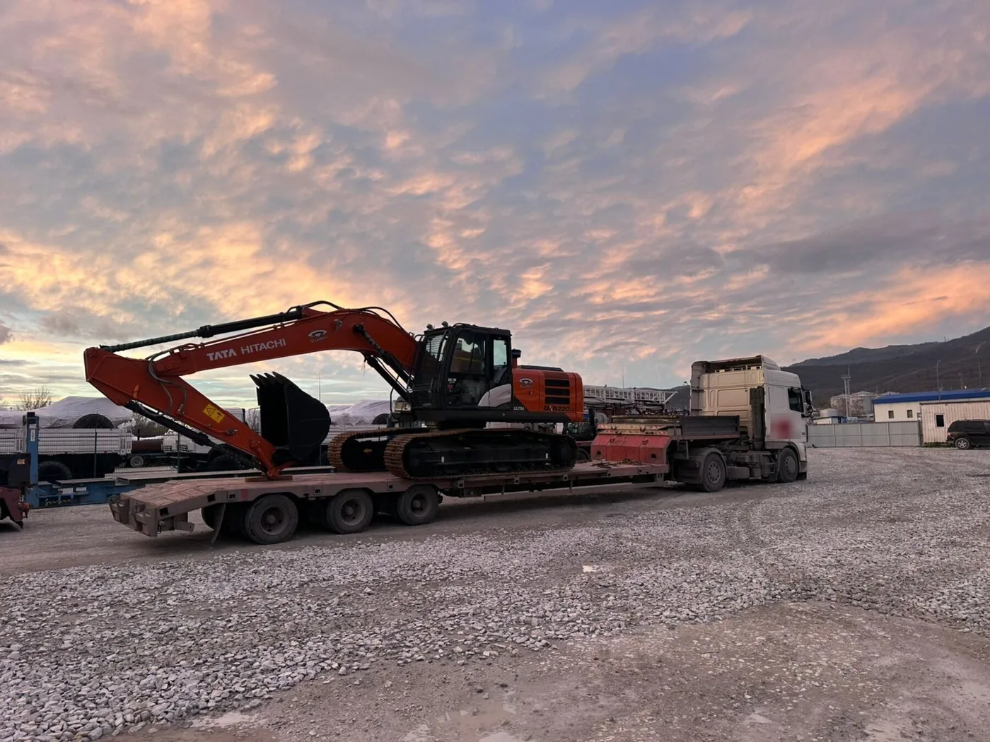 Экскаватор Tata Hitachi ZAXIS 220 LC закреплён на низкорамном трале на терминале в Новороссийске
