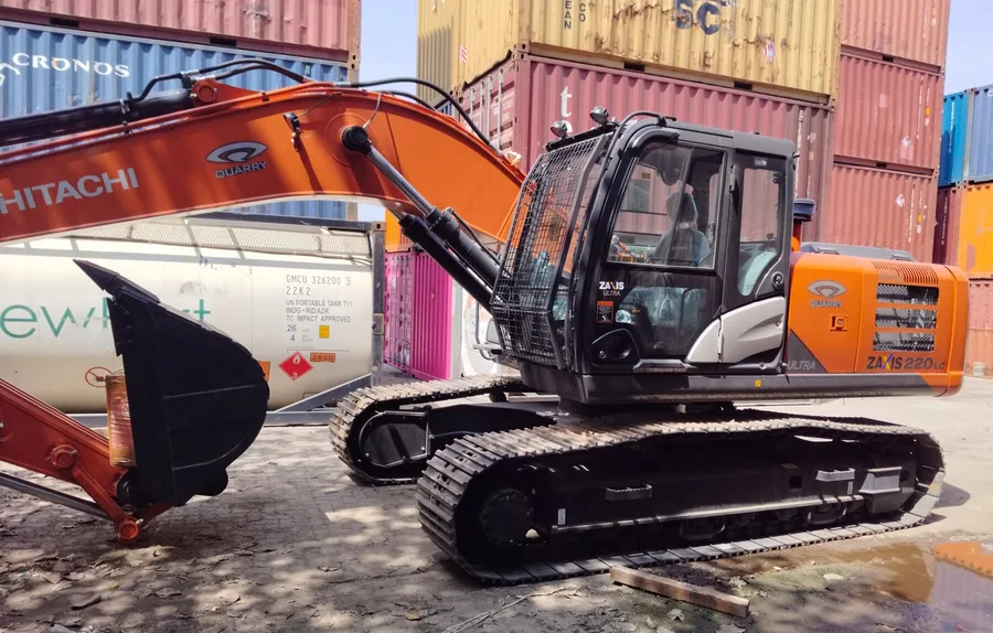 Экскаватор Tata Hitachi ZAXIS 220 LC ULTRA на контейнерной площадке в Индии, ковш снят