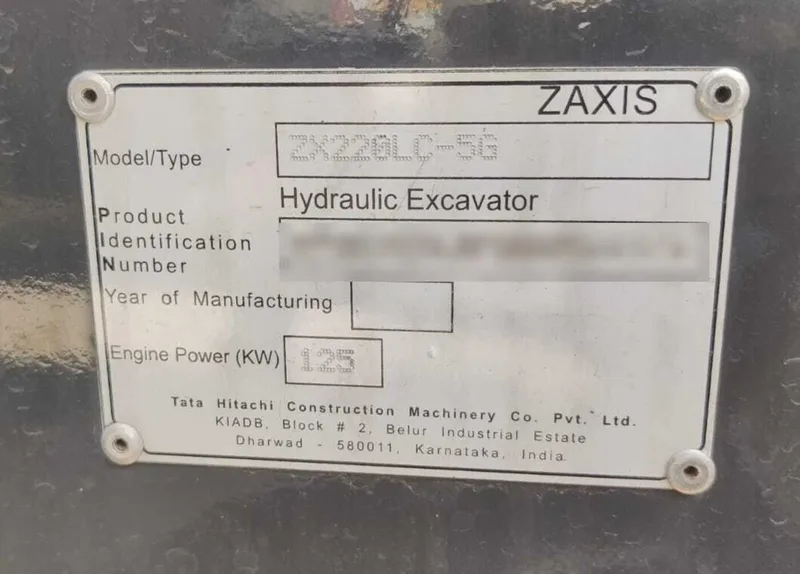 Заводская шильда экскаватора: модель ZX220LC-5G, мощность 125 кВт, завод Tata Hitachi в Дхарваде