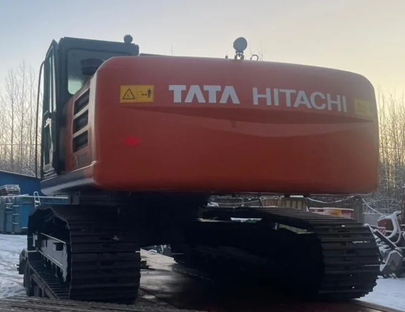 Экскаватор Tata Hitachi после выгрузки на заснеженной площадке